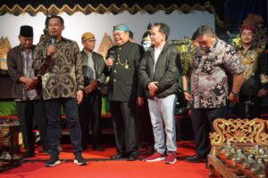 Meriahkan HUT Ke- 78 TNI, Korem 102/Pjg Gelar Pertunjukan Wayang Kulit