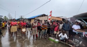 Pasar Tradisional Kampung Basim Diresmikan Oleh Dansatgas Yonif 125/SMB, Masyarakat Berbondong - Bondong Datang Ke Pasar