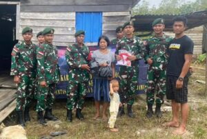 Peringati HUT Ke-78 TNI, Satgas Pamtas RI-Malaysia Yonarmed 10 Bagikan Baju Merah Putih