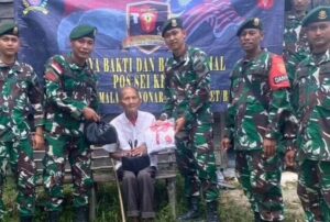 Peringati HUT Ke-78 TNI, Satgas Pamtas RI-Malaysia Yonarmed 10 Bagikan Baju Merah Putih