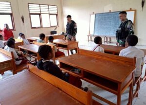 Bantu Tingkatkan Kualitas Pendidikan, Satgas Yonif 200/BN Ajar Anak-Anak SD Inpres