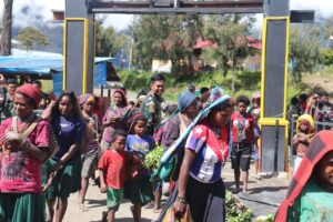 Gelar Borong Hasil Bumi (BOHAI) Edisi HUT Infanteri, Pos Satgas 330 Dibanjiri Warga Intan Jaya