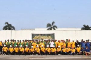 Brigif 17 Kostrad Laksanakan Karya Bakti Bersihkan Sungai Kali Baru