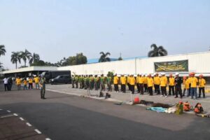 Brigif 17 Kostrad Laksanakan Karya Bakti Bersihkan Sungai Kali Baru