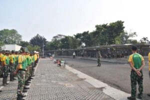 Brigif 17 Kostrad Laksanakan Karya Bakti Bersihkan Sungai Kali Baru