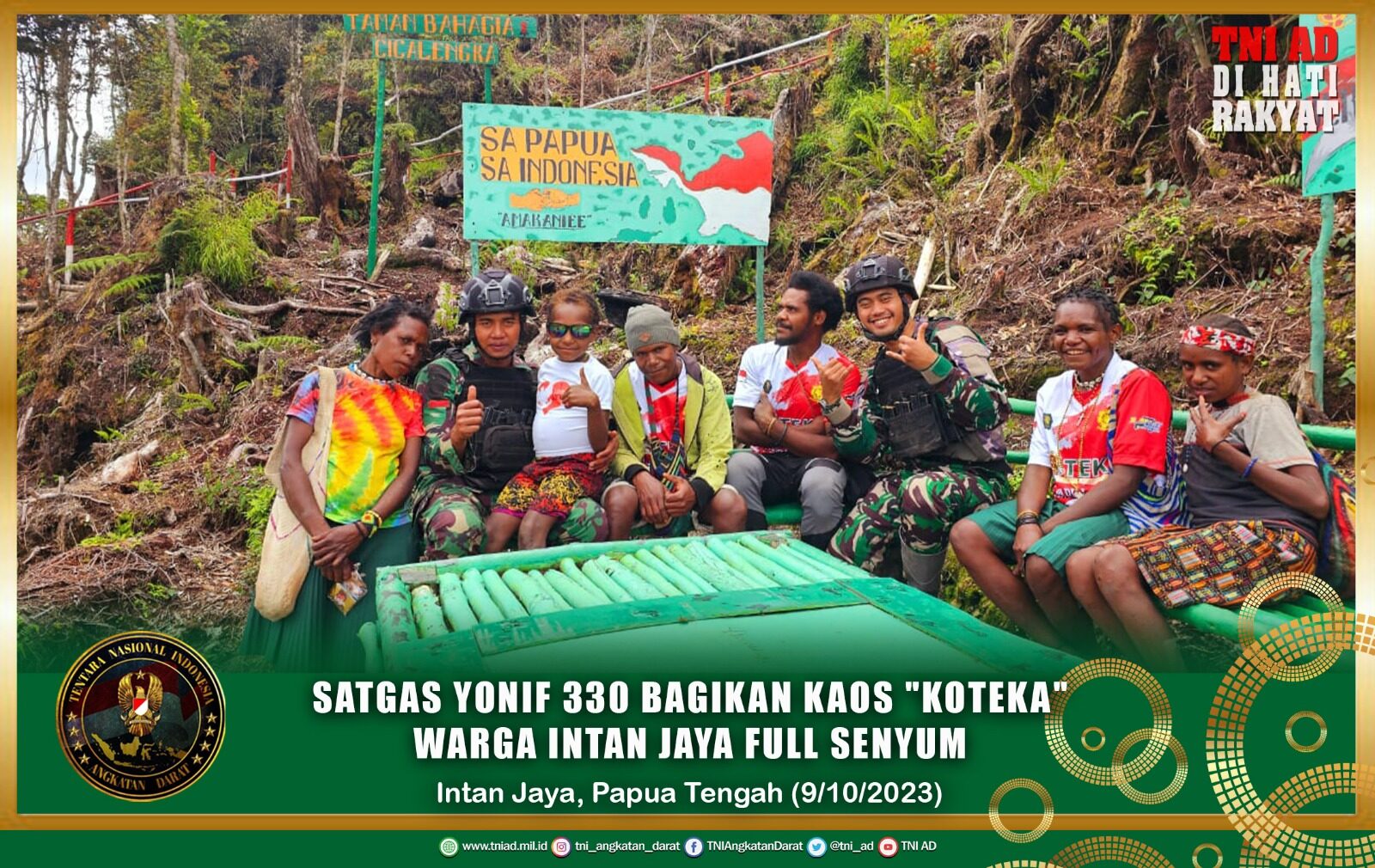 Satgas Yonif 330 Bagikan Kaos "KOTEKA" Warga Intan Jaya Full Senyum