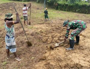 Satgas Yonif 200/BN Bantu Warga Membuka Lahan Untuk Berkebun Di Eragayam