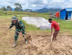 Satgas Yonif 200/BN Bantu Warga Membuka Lahan Untuk Berkebun Di Eragayam