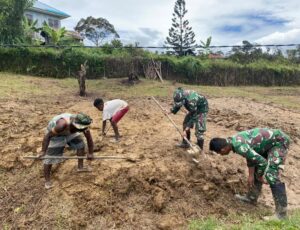 Satgas Yonif 200/BN Bantu Warga Membuka Lahan Untuk Berkebun Di Eragayam