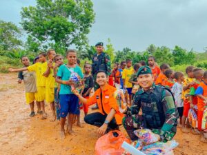 Indahnya Berbagi, Anak - Anak Pedalaman Mendapat Bingkisan Dari Satgas Yonif 111/KB dan Rumah Zakat