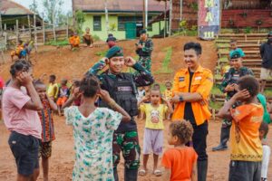 Indahnya Berbagi, Anak - Anak Pedalaman Mendapat Bingkisan Dari Satgas Yonif 111/KB dan Rumah Zakat