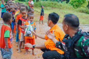 Indahnya Berbagi, Anak - Anak Pedalaman Mendapat Bingkisan Dari Satgas Yonif 111/KB dan Rumah Zakat