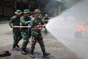 Yonarmed 18/Buritkang Bekerja Sama Dengan BPBD dan Damkar Pelatihan Tanggap Bencana Alam dan Kebakaran