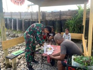 Tak Kenal Lelah, Tim Kesehatan Pandawa Kostrad Berikan Layanan Kesehatan Bagi Masyarakat Kenyam