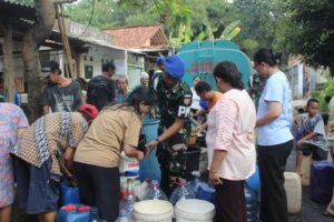 Atasi Dampak Kemarau, Prajurit Yonpomad Bagikan 16.000 Liter Air Bersih Kepada Masyarakat