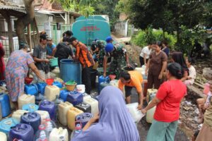 Atasi Dampak Kemarau, Prajurit Yonpomad Bagikan 16.000 Liter Air Bersih Kepada Masyarakat