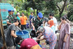 Atasi Dampak Kemarau, Prajurit Yonpomad Bagikan 16.000 Liter Air Bersih Kepada Masyarakat