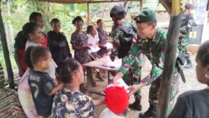 Satgas Yonif 111/KB Bagikan Baju NKRI Kepada Masyarakat Pedalaman Distrik Waropko Papua Selatan