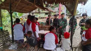 Satgas Yonif 111/KB Bagikan Baju NKRI Kepada Masyarakat Pedalaman Distrik Waropko Papua Selatan