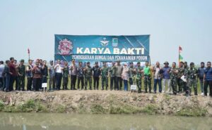 Divif 1 Kostrad Gelas Karya Bakti Pembersihan Sungai dan Penghijauan di Karawang