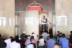 Walikota Palu Sambangi Danrem 132/TDL Sholat Jumat Bersama Prajurit dan Masyarakat