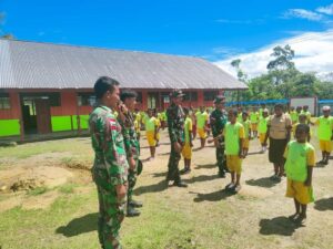 Bangkitkan Semangat Sebelum Pelajaran, Satgas Yonif 200/BN Ajak Siswa Siswi SD Inpres Lakukan Senam Wisisi