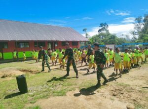 Bangkitkan Semangat Sebelum Pelajaran, Satgas Yonif 200/BN Ajak Siswa Siswi SD Inpres Lakukan Senam Wisisi