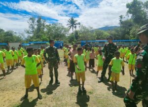 Bangkitkan Semangat Sebelum Pelajaran, Satgas Yonif 200/BN Ajak Siswa Siswi SD Inpres Lakukan Senam Wisisi