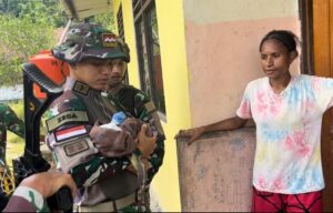 Peduli Gizi Anak-Anak Papua, Satgas Yonif 122/TS Bagikan Susu Kepada Bayi di Papua