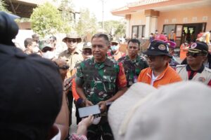 Pangdam IX/Udayana : TNI Siap Bantu Pemda dan BPBD Atasi Kebakaran TPA Suwung