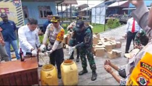 Musnahkan Ratusan Miras Ilegal, Satgas Yonif 125/SMB Bekerja Sama Dengan Polres Asmat