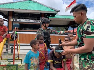 "Iron Man" Super Hero Jagoan Marvel, Tukang Cukur Favorit Anak-Anak di Intan Jaya