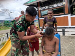 "Iron Man" Super Hero Jagoan Marvel, Tukang Cukur Favorit Anak-Anak di Intan Jaya