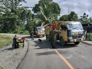 Di Ujung Timur Negeri Satgas Yonif 122/TS Berbagi Melalui Jumat Berkah