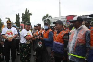 Kasdam IM Bersama Kapolda Aceh dan Laksanakan Bhakti Sosial Dalam Rangka HUT Ke-32 Pengabdian Akabri 91