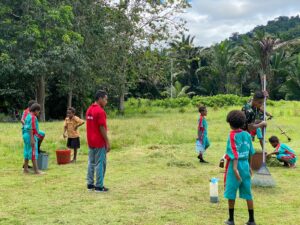 Satgas Yonif 122/TS Pembersihan Lingkungan Sekolah SD YPPK Wembi Papua