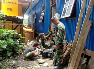 Satgas Yonif 310/KK Berikan Bantuan Genset Kepada Warga Di Perbatasan RI-PNG