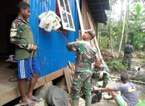 Satgas Yonif 310/KK Berikan Bantuan Genset Kepada Warga Di Perbatasan RI-PNG