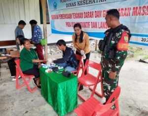Satgas Yonif 200/BN Bersama Dinas Kesehatan Laksanakan Pemeriksaan Kesehatan Setelah Ibadah Minggu