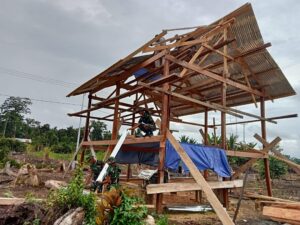 Satgas Yonif 122/TS Bantu Bangun Rumah Warga Kampung Scofro Papua