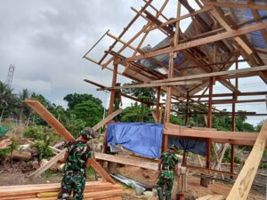 Satgas Yonif 122/TS Bantu Bangun Rumah Warga Kampung Scofro Papua