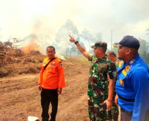 Dandim 0413/Bangka Sigap Bantu Padamkan Api Kebakaran Hutan
