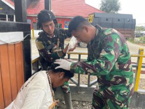 Satgas Yonif 330 Beri Pertolongan Pertama Kepada Mama Tabuni Yang Kepalanya Terluka