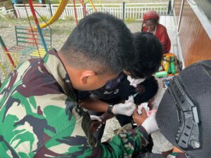Satgas Yonif 330 Beri Pertolongan Pertama Kepada Mama Tabuni Yang Kepalanya Terluka