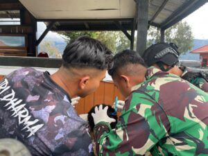Satgas Yonif 330 Beri Pertolongan Pertama Kepada Mama Tabuni Yang Kepalanya Terluka