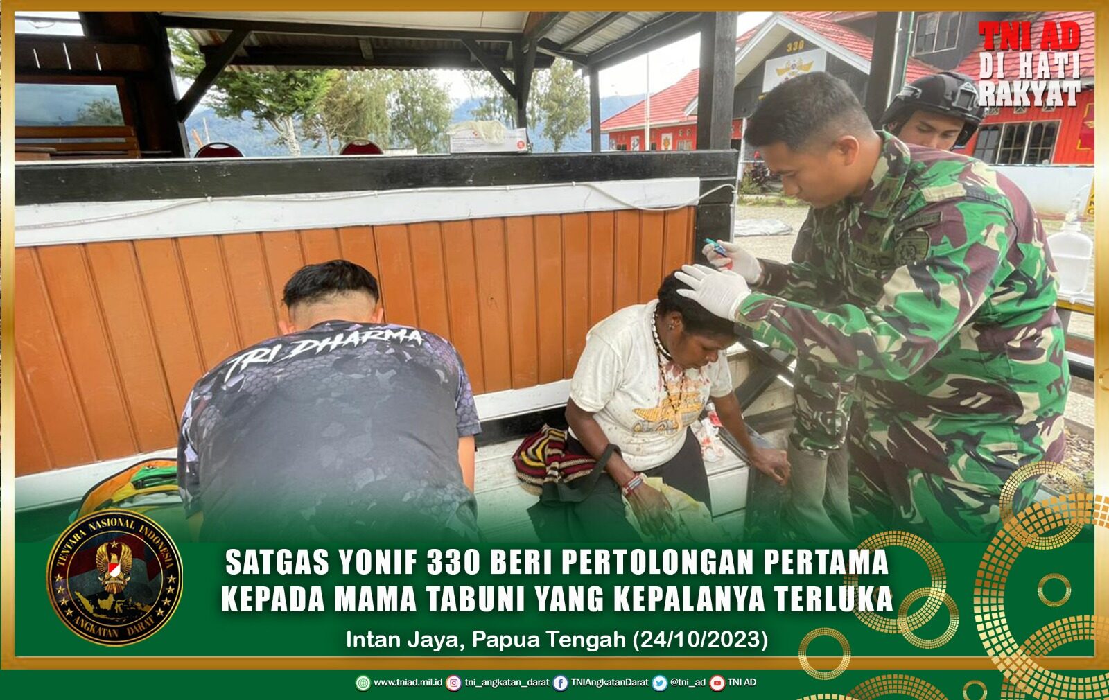 Satgas Yonif 330 Beri Pertolongan Pertama Kepada Mama Tabuni Yang Kepalanya Terluka