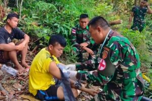 Satgas Yonarmed 10 Kostrad Bantu Warga Yang Tertusuk Kayu