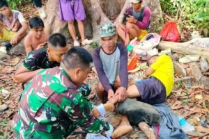 Satgas Yonarmed 10 Kostrad Bantu Warga Yang Tertusuk Kayu