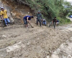 Aksi Cepat Satgas Yonif 200/BN Atasi Jalan Longsor