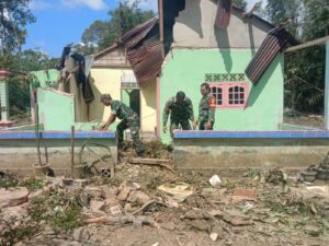 Rumah Warga Diterjang Angin Kencang Prajurit Kodim 0413/Bangka Gerak Cepat Beri Bantuan